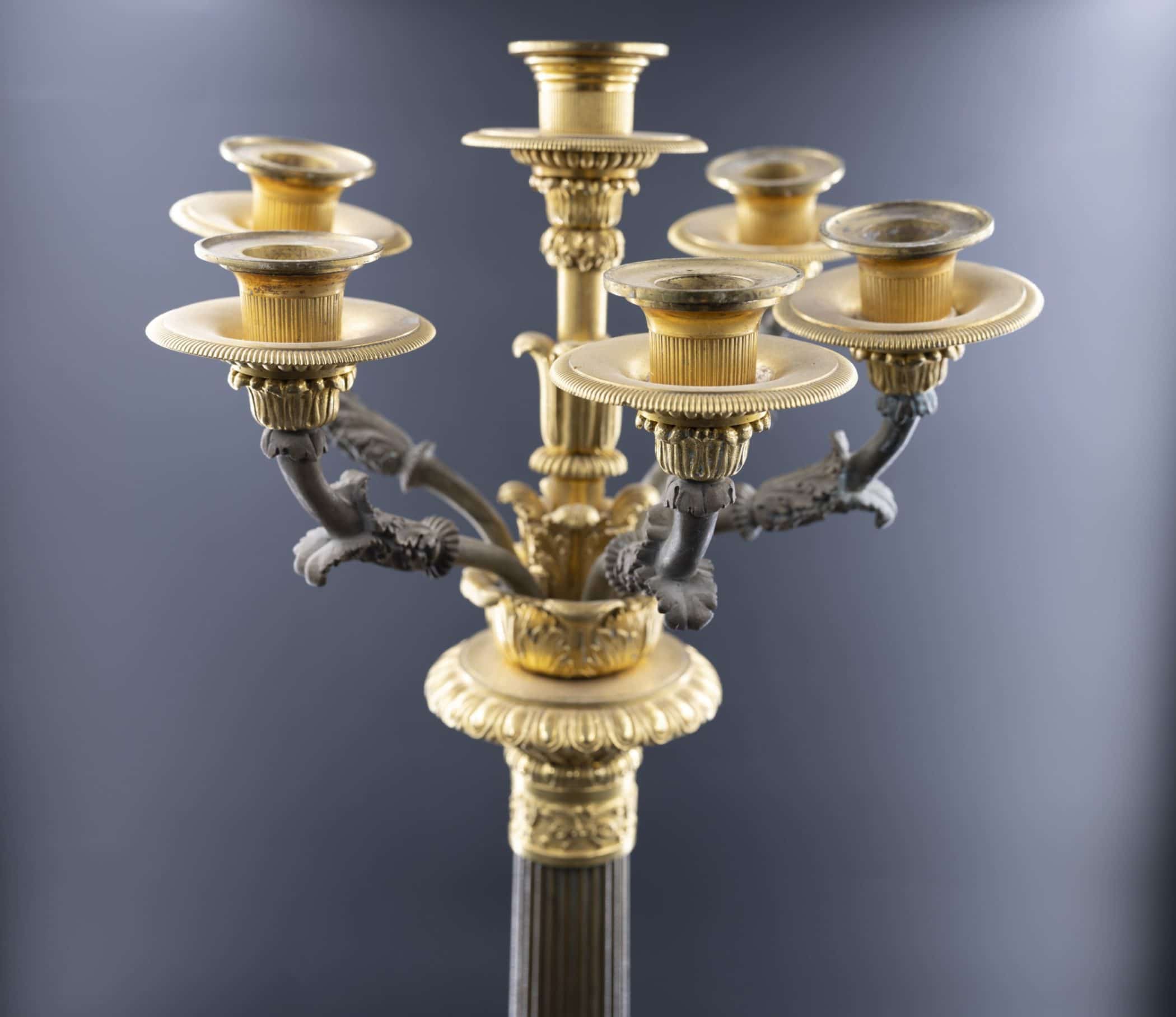 Paire de candélabres en bronze patiné et doré. Parfait état, XIXe siècle.