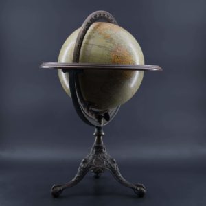 Globe terrestre de bureau Rand McNally en parfait état.