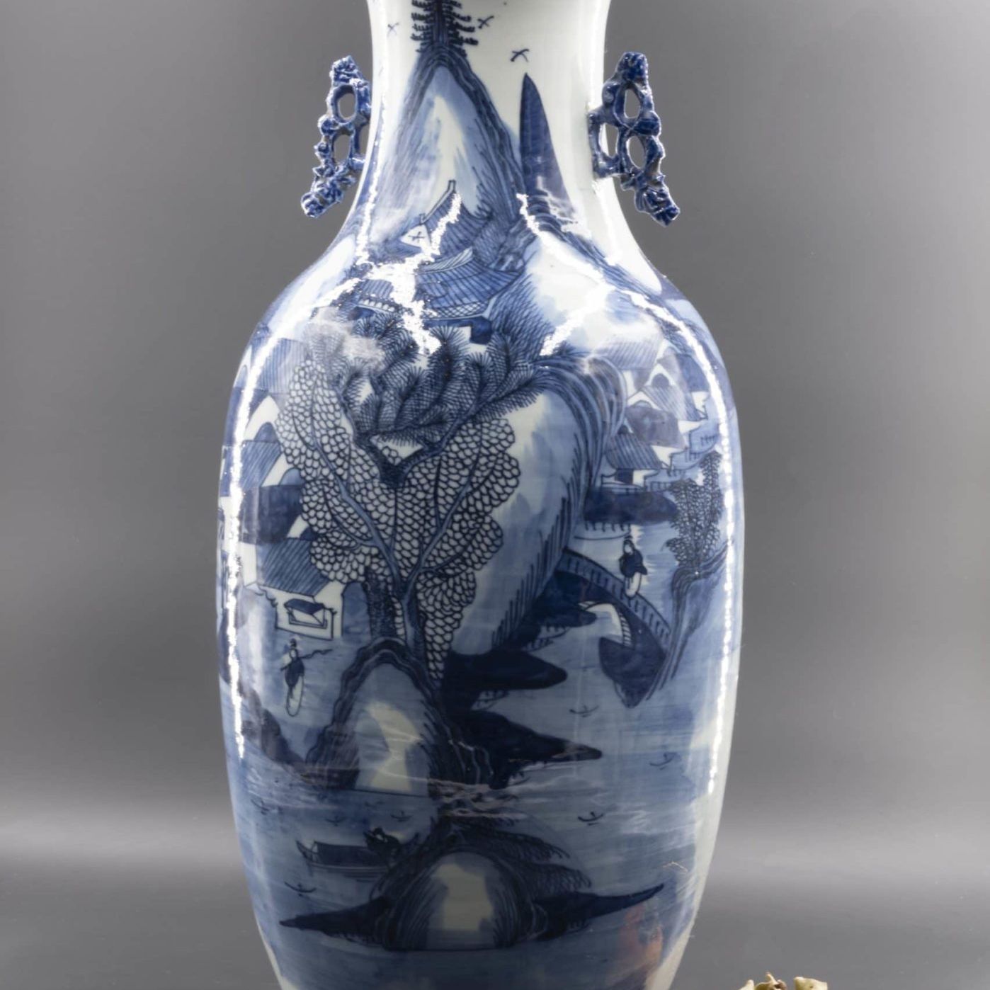 Vase chinois shanshui bleu et blanc, XIXe siècle.