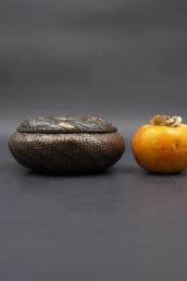 Boîte en cuivre, laque et dorure. Japon, XIXe siècle.