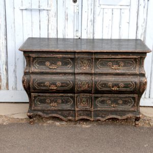 Commode peinte, XVIIIe siècle.
