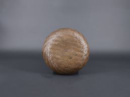 Boîte en cuivre, laque et dorure. Japon, XIXe siècle.