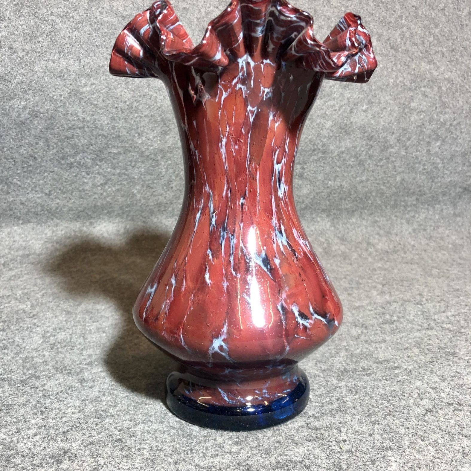 Vase en verre rouge, XXe siècle.