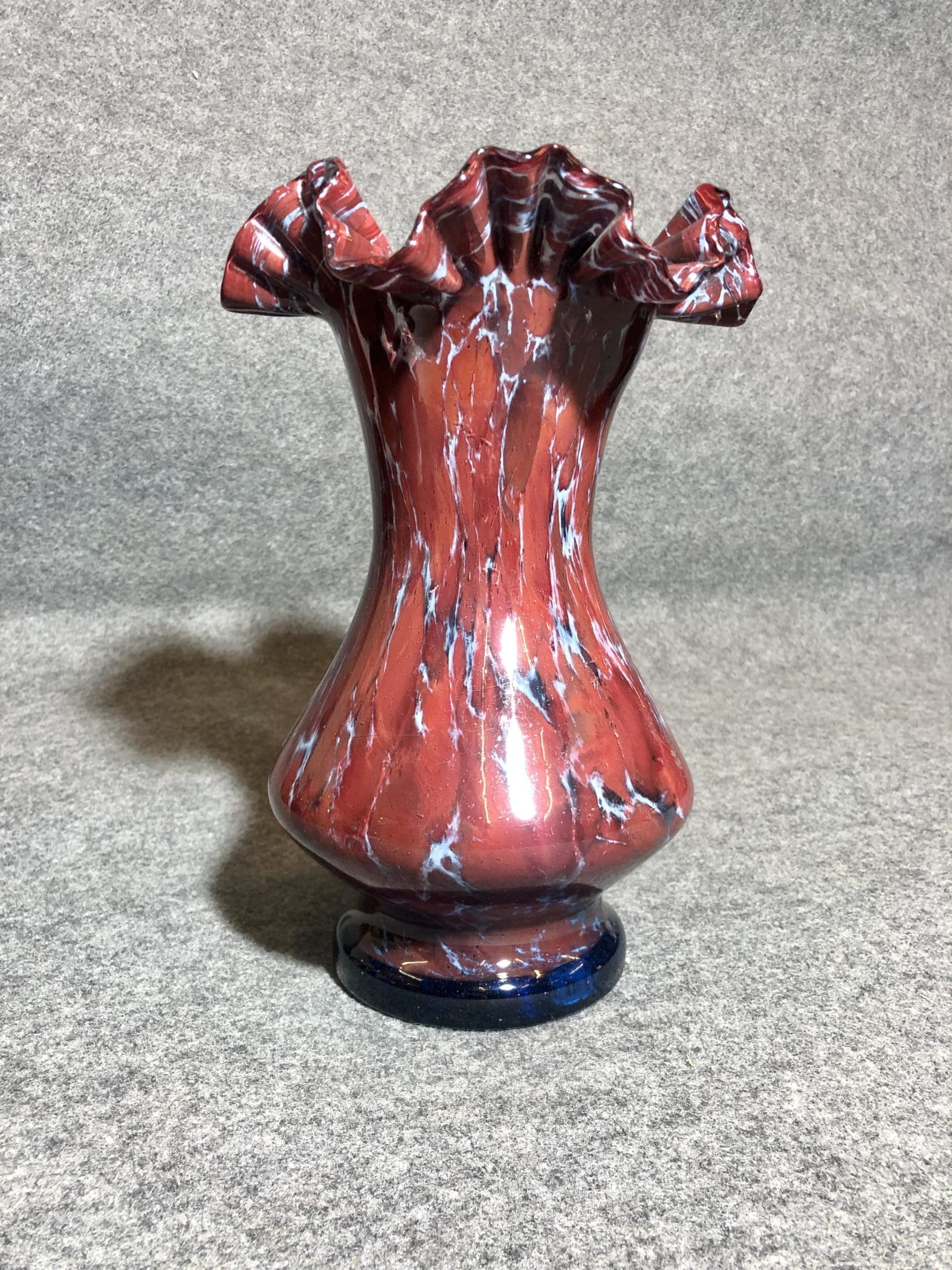 Vase en verre rouge, XXe siècle.