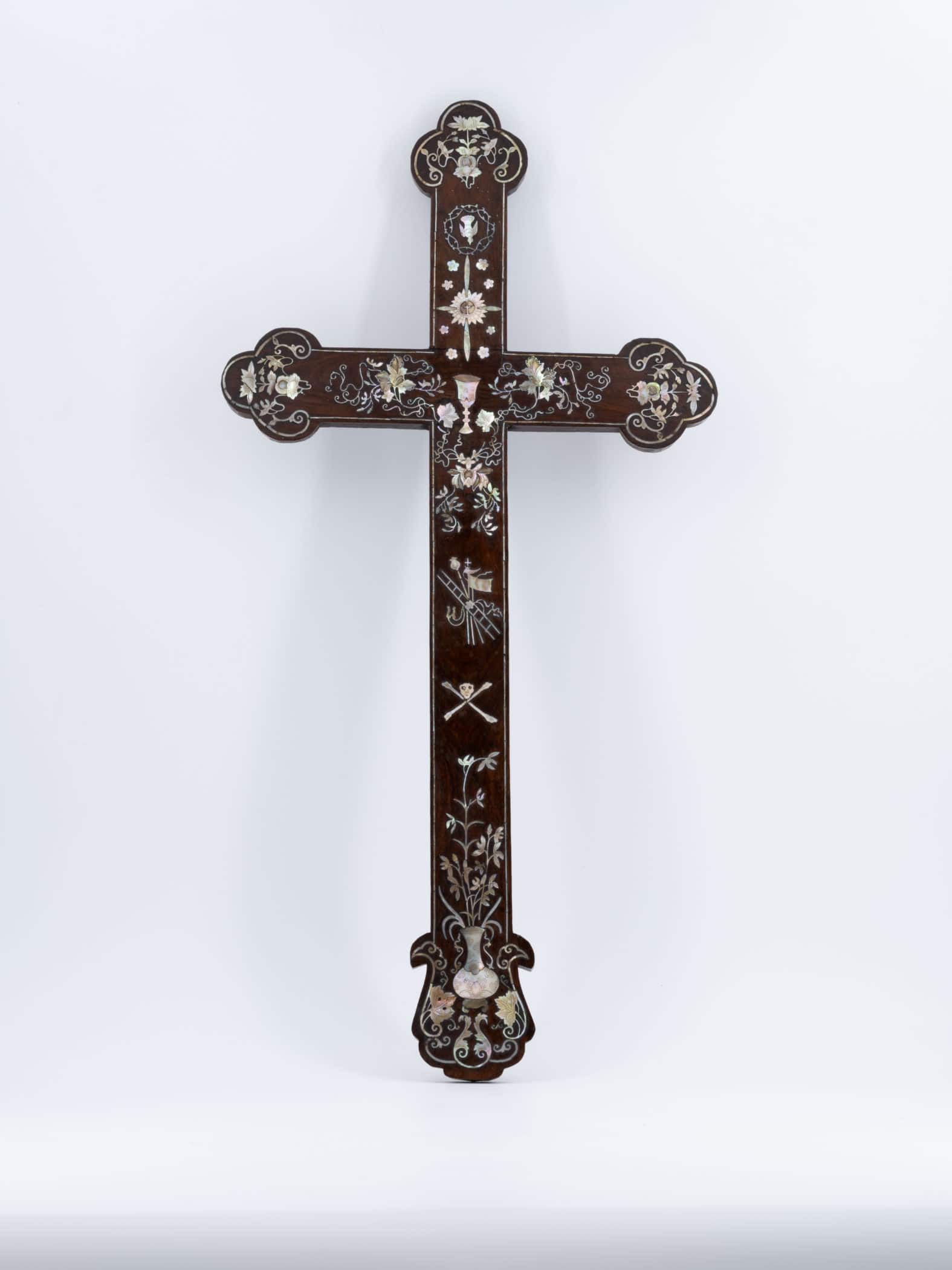 Croix indochinoise en bois et nacre, XIXe siècle.