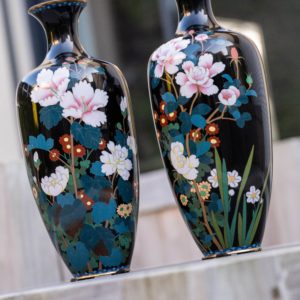 Paire de vases cloisonnés chinois, XIXe siècle.