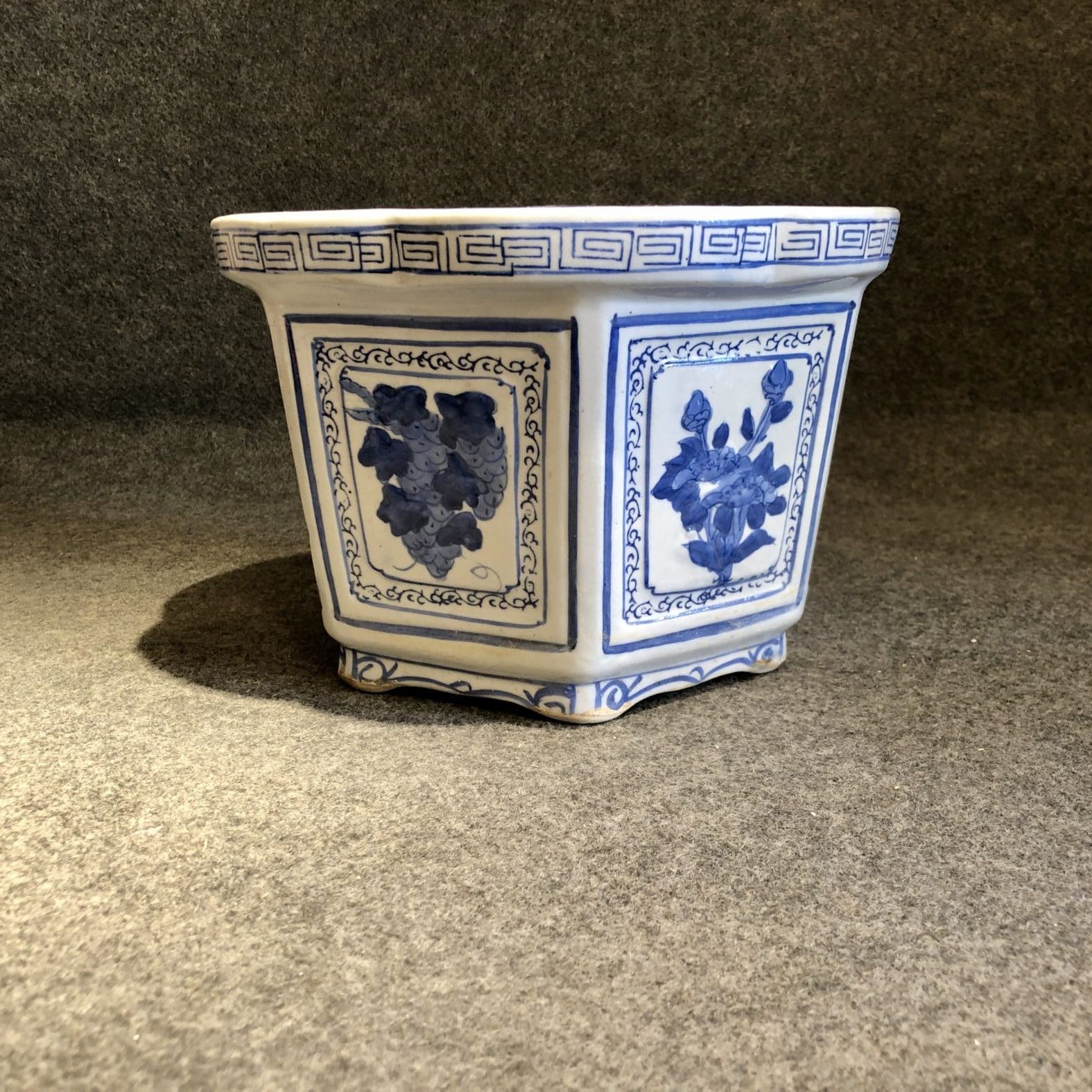 Jardinière ou cache-pot en porcelaine, XXe siècle