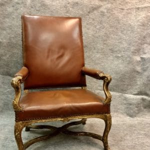 Fauteuil Régence en bois doré et cuir, XVIIIe siècle