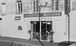 Siège historique de notre entreprise familiale, cette boutique est à la fois le cœur et les coulisses de notre activité. Sur plus de 500 mètres carrés répartis sur deux niveaux