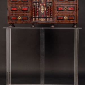 Cabinet en écailles de tortue et bronze doré. Italie, XVIIe siècle
