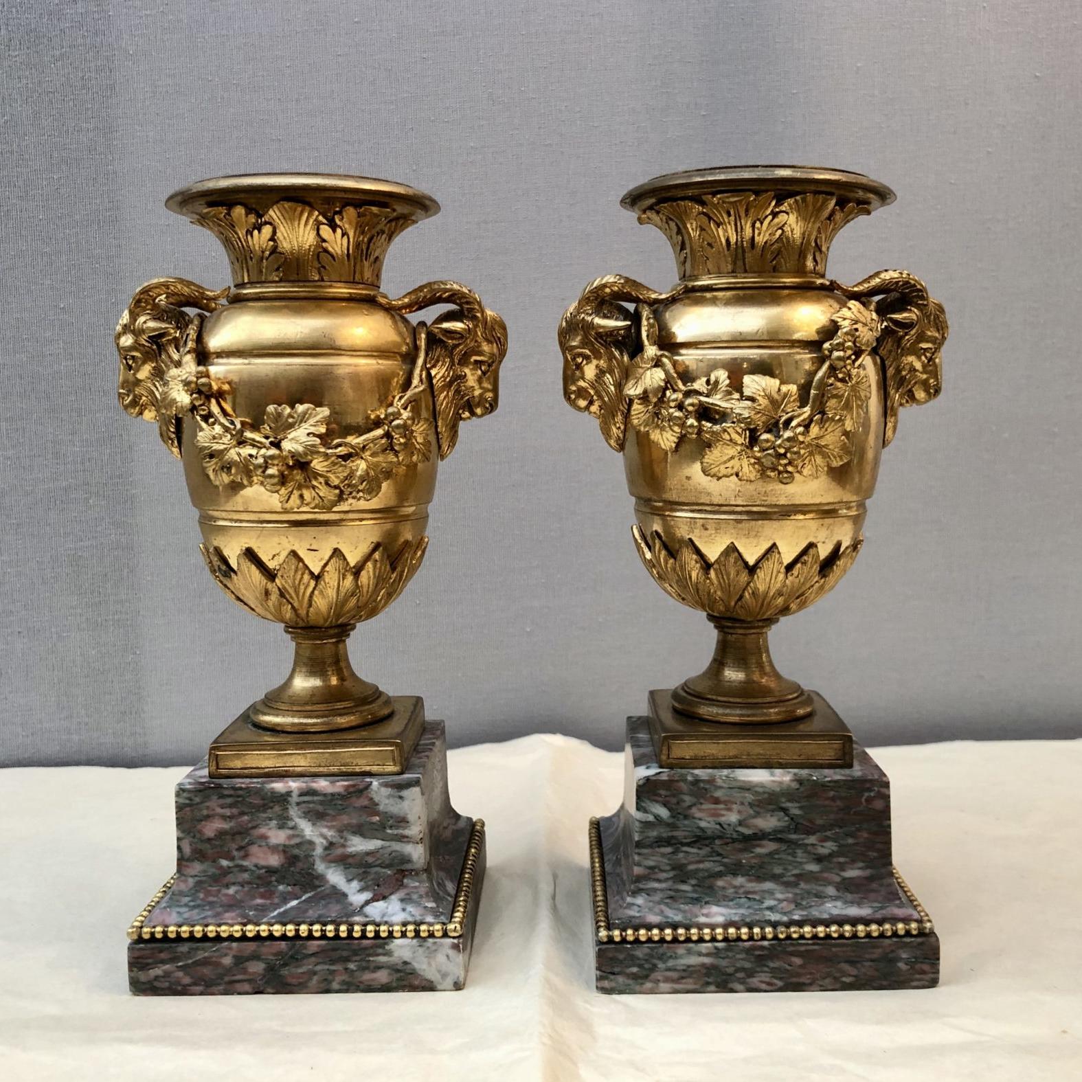 Paire d’urnes en bronze doré style Louis XVI, XIXe siècle