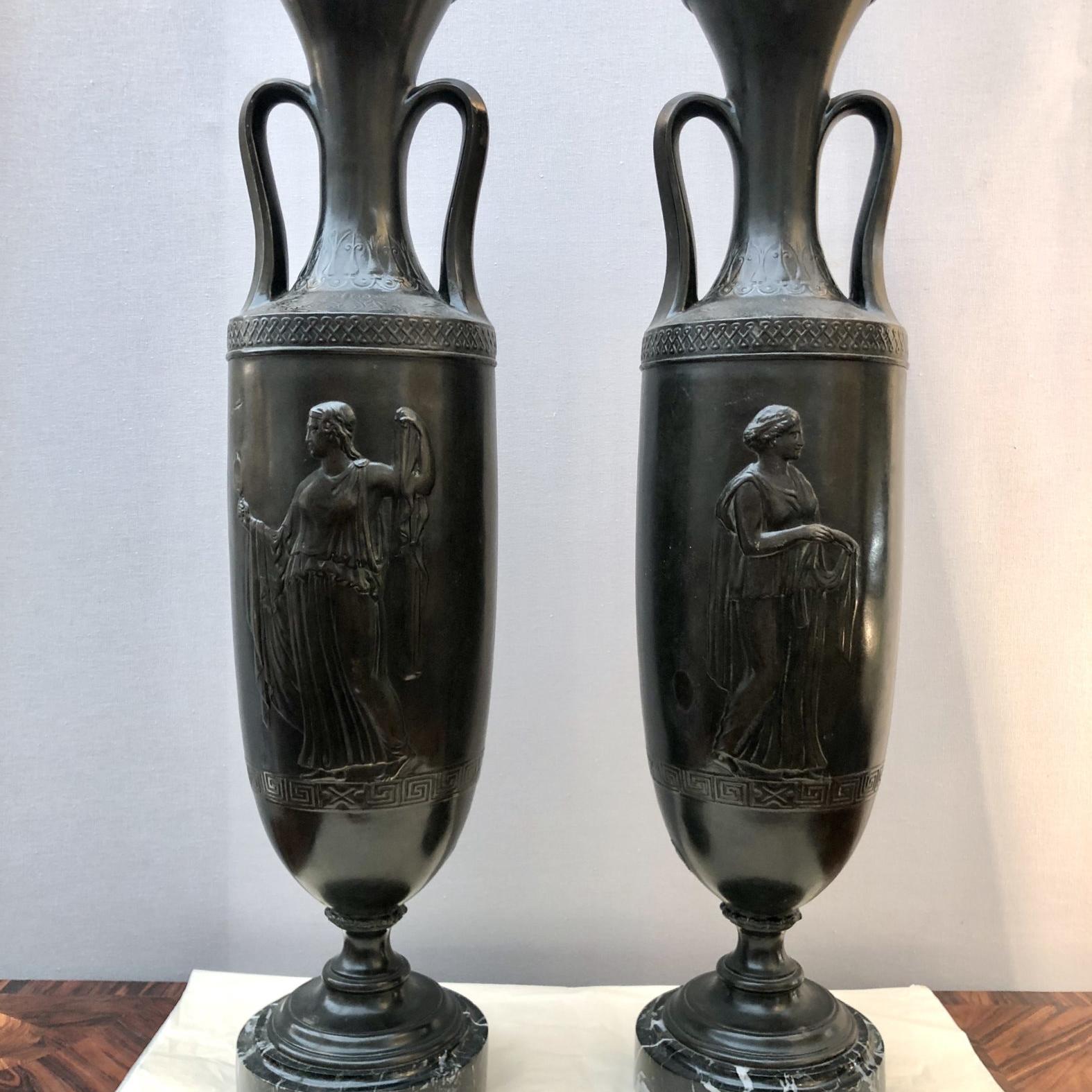 Paire de vases néoclassiques en bronze. France, XIXe siècle