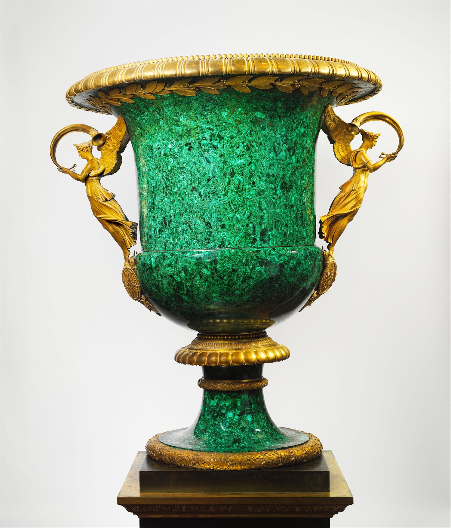 Vase en placage de malachite et montures en bronze de Pierre Philippe Thomire. Paris, 1819 © MET Museum