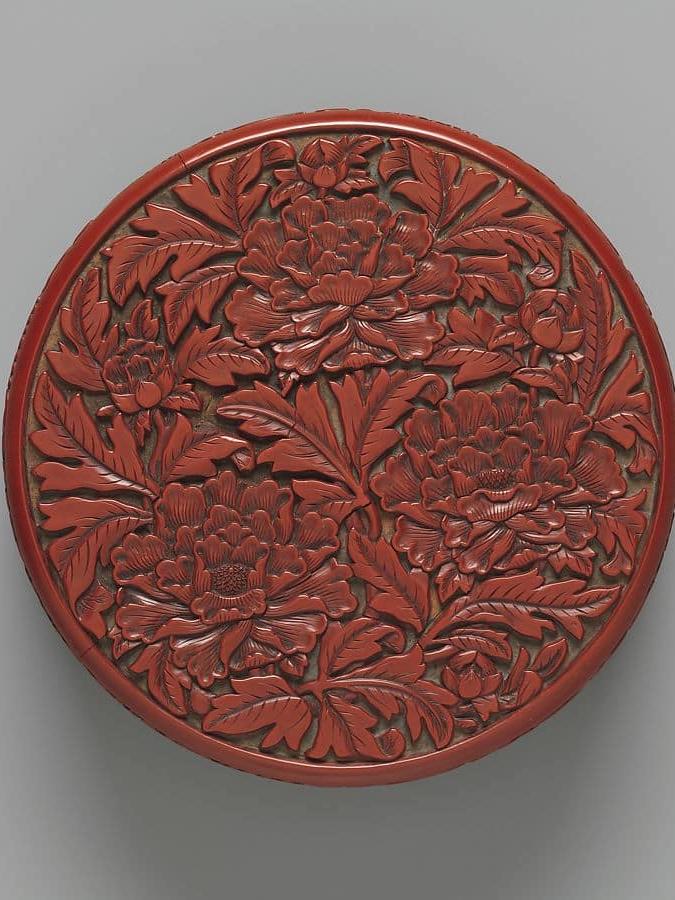 Boîte en laque de cinabre à décor de pivoines. Chine, dynastie Ming (1368–1644), XVe siècle © MET Museum