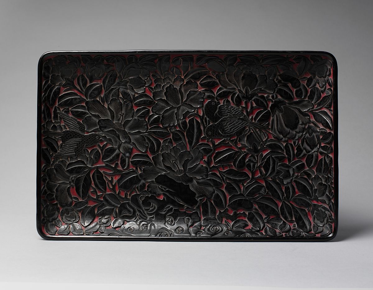 Plateau en laque noire sur fond de laque cinabre à motifs de pivoines et d'oiseaux. Chine, dynastie Ming (1368–1644) © MET Museum