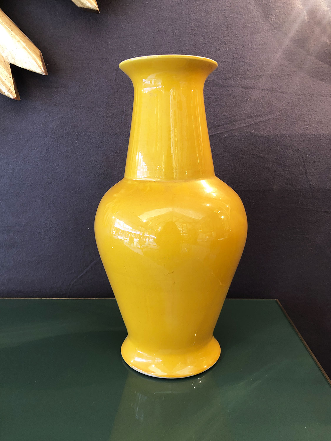 Vase jaune en céramique vernissée. Chine, début XXe siècle