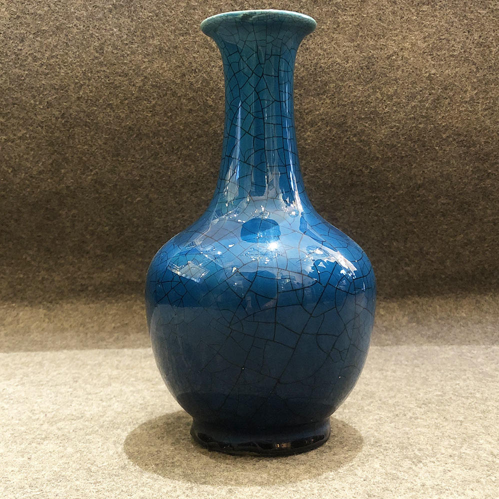 Petit vase craquelé bleu, XXe siècle