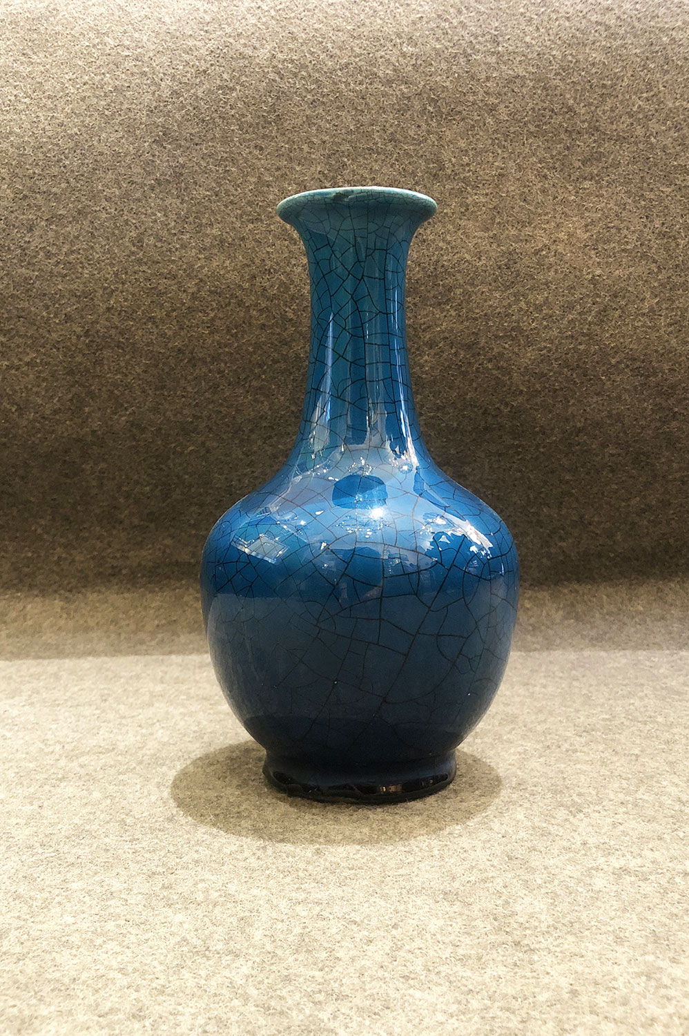 Petit vase craquelé bleu, XXe siècle