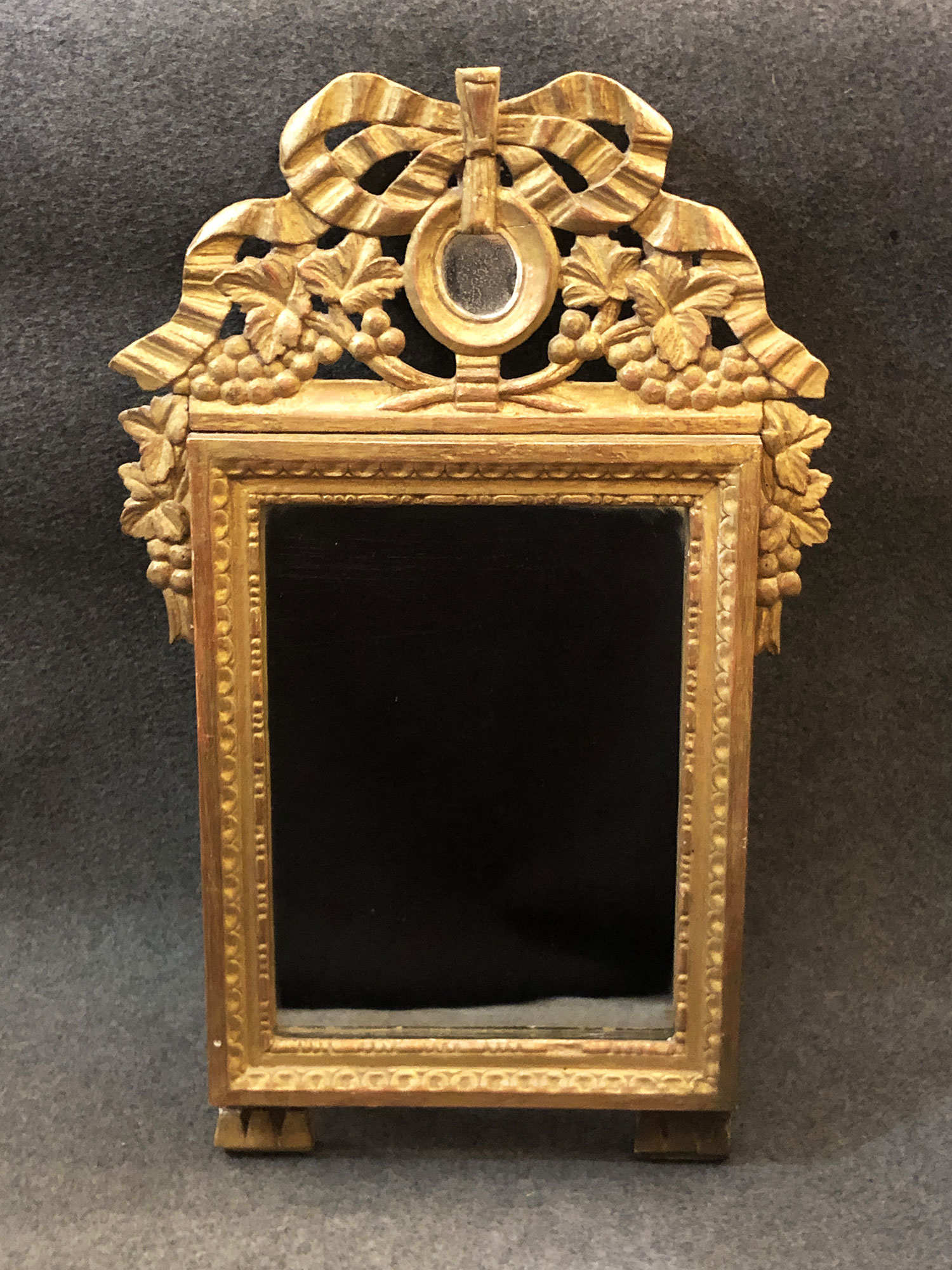 Miroir en bois doré. Époque Louis XVI, XVIIIe siècle