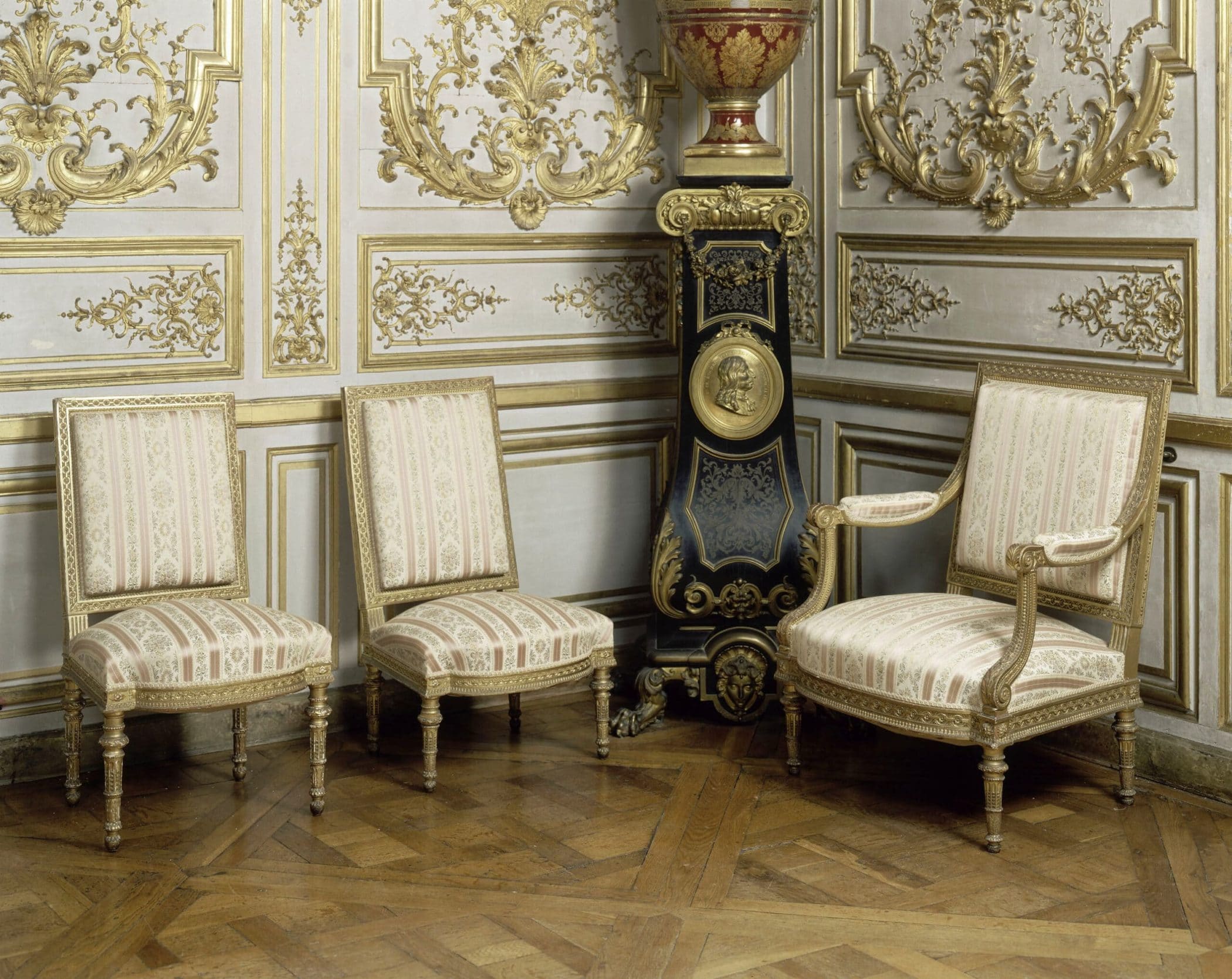 Fauteuil et chaises d'époque Louis XVI par Georges Jacob, 1787. Salon de musique du château de Chantilly © Château de Chantilly