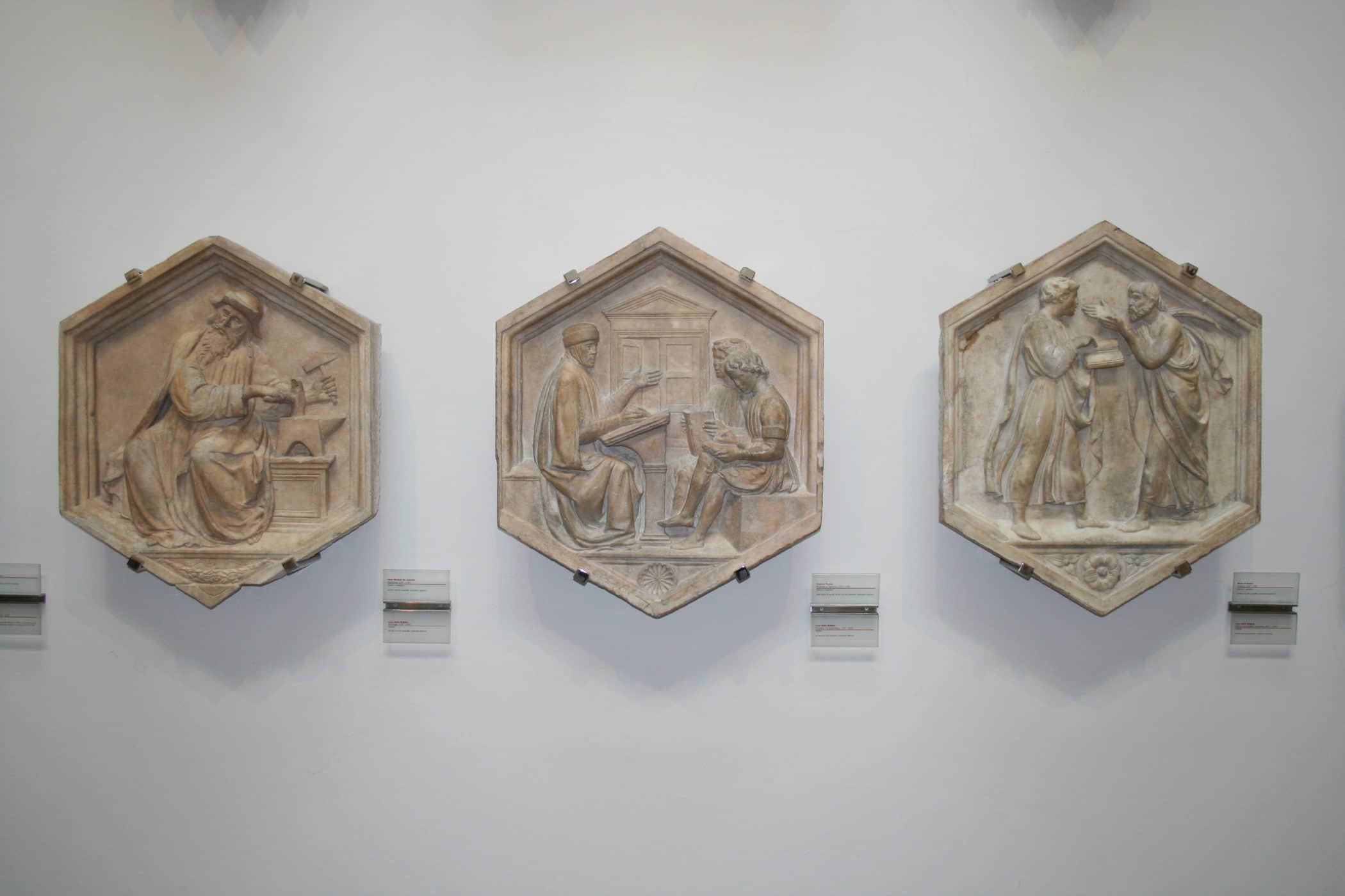 Luca della Robbia: la Métallurgie, la Pédagogie et la Philosophie (Platon et Aristote) © Gli Scritti