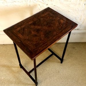 Petite table marquetée fin XVIIIe / début XIXe siècle