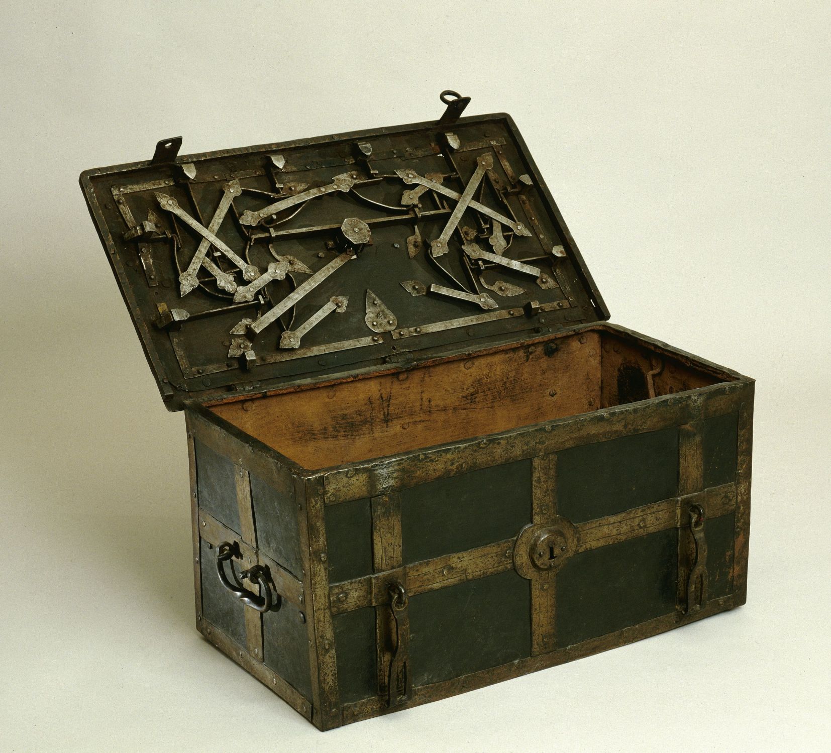 17th or 18th century navy chest © Musée national de la Marine