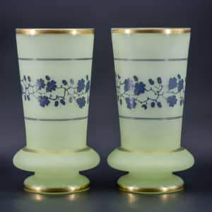 Paire de vases en verre opalin givré, XIXe siècle