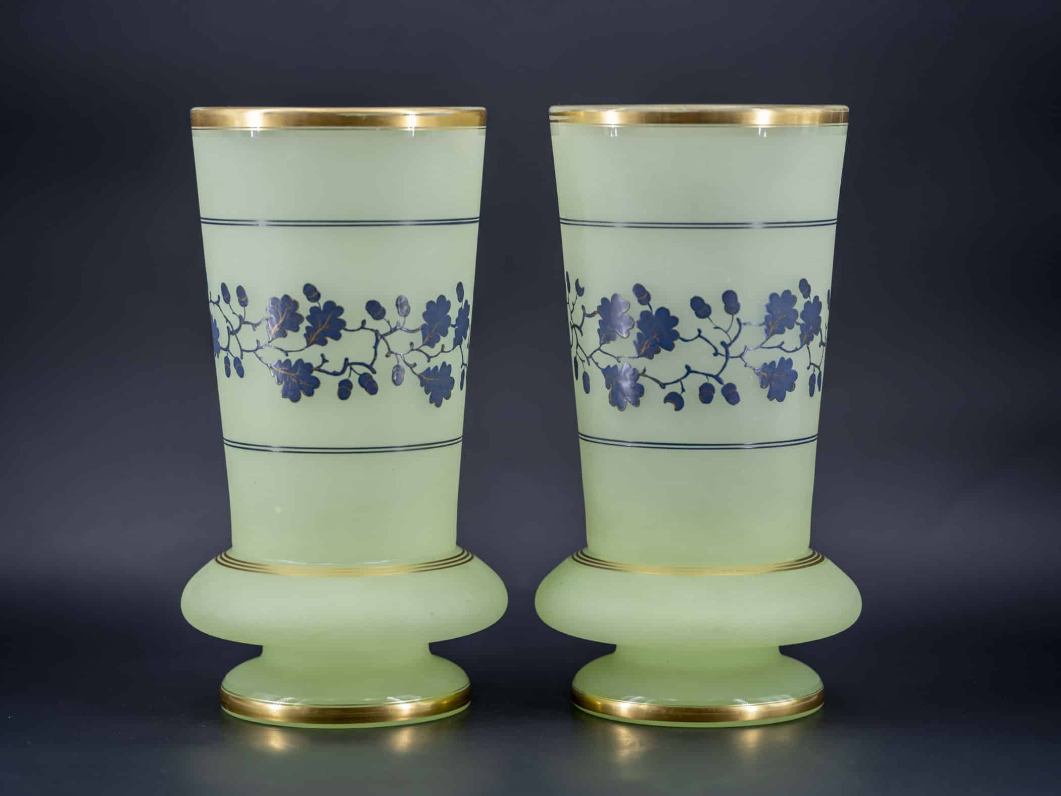Paire de vases en verre opalin givré, XIXe siècle