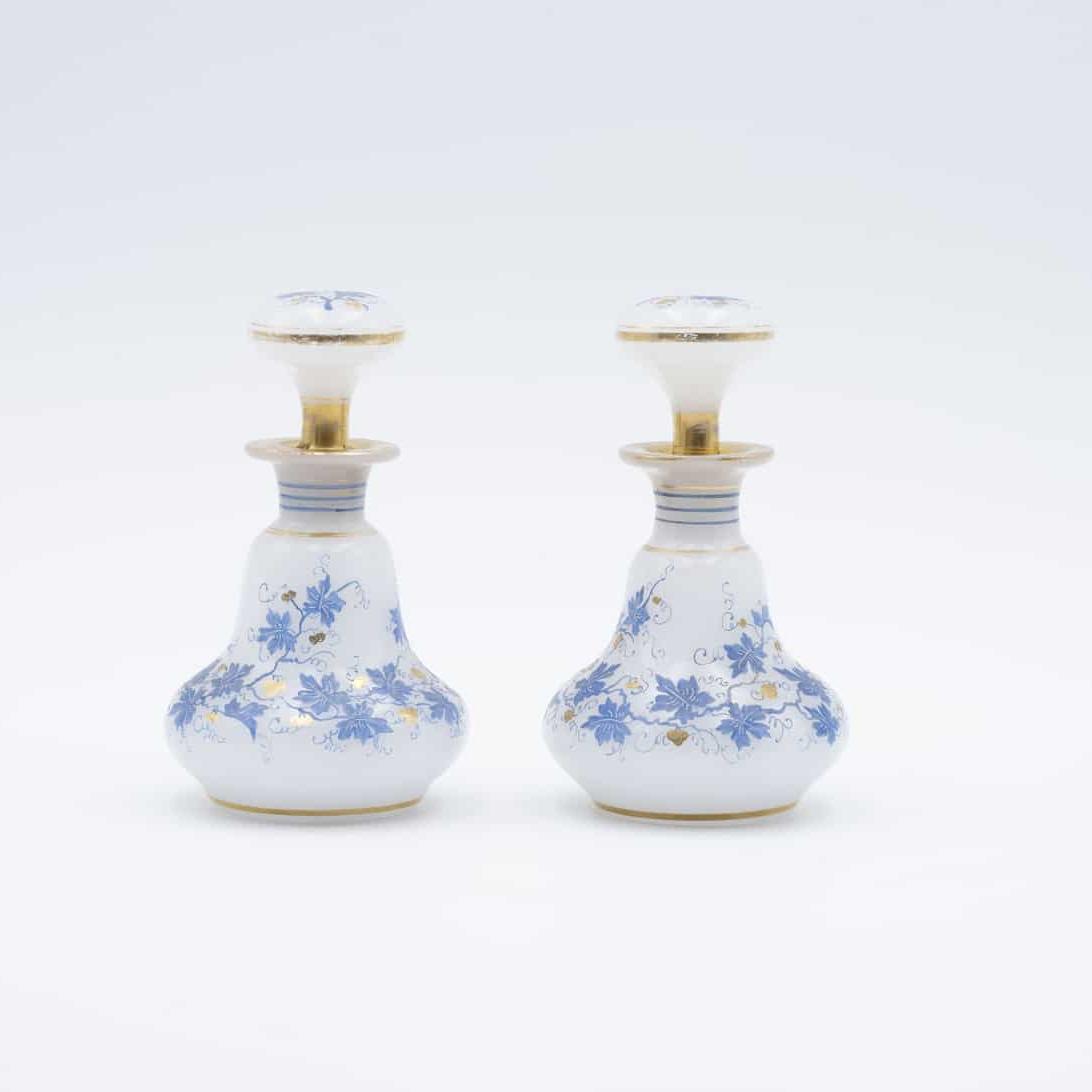 Paire de carafes en opaline bulle-de-savon, XIXe siècle