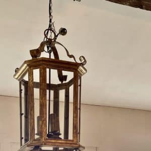Une lanterne en fer forgé doré, XXe siècle