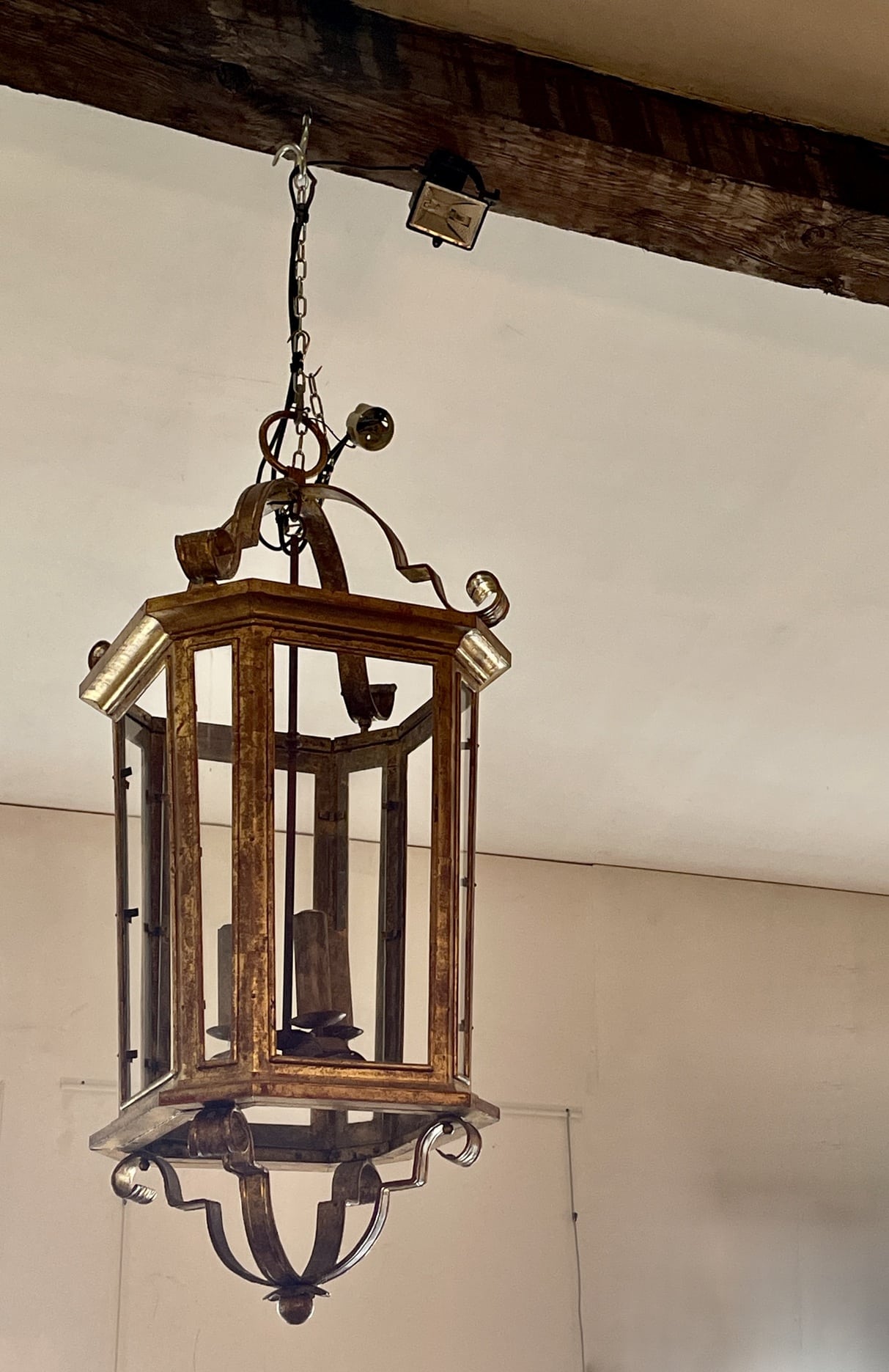 Une lanterne en fer forgé doré, XXe siècle