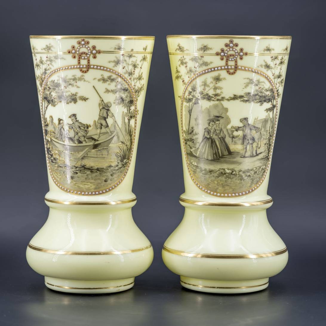 Paire de vases en opaline, fin XIXe siècle