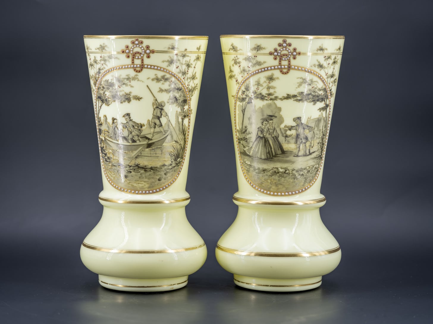 Paire de vases en opaline, fin XIXe siècle
