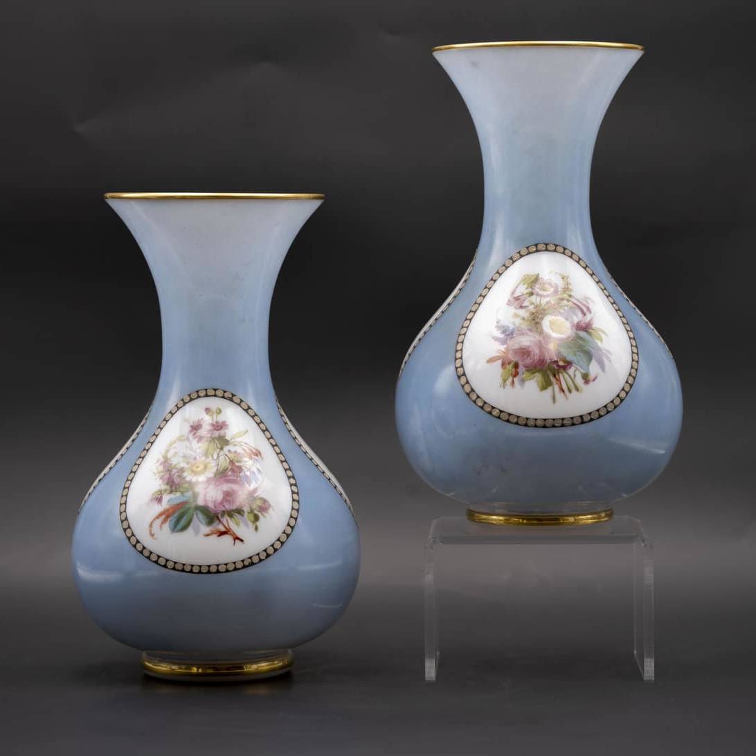 Paire de vases en opaline doublée blanche et bleue, XIXe siècle