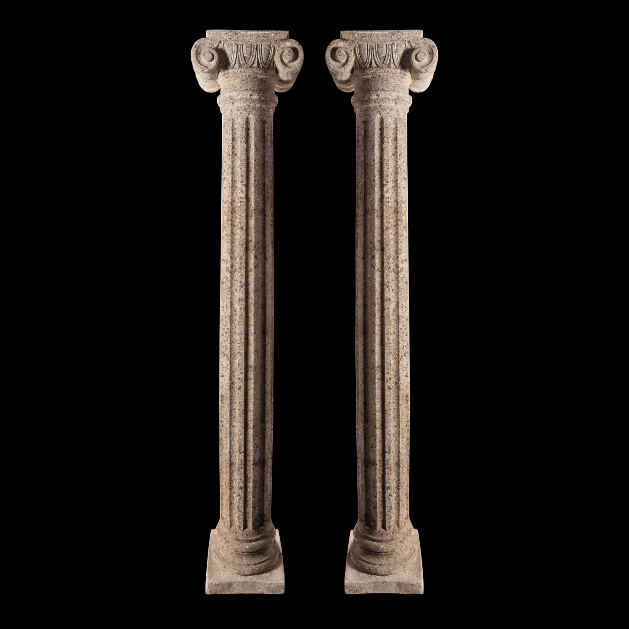 Paire de colonnes doriques en pierre reconstituée d’époque fin XIXe siècle.