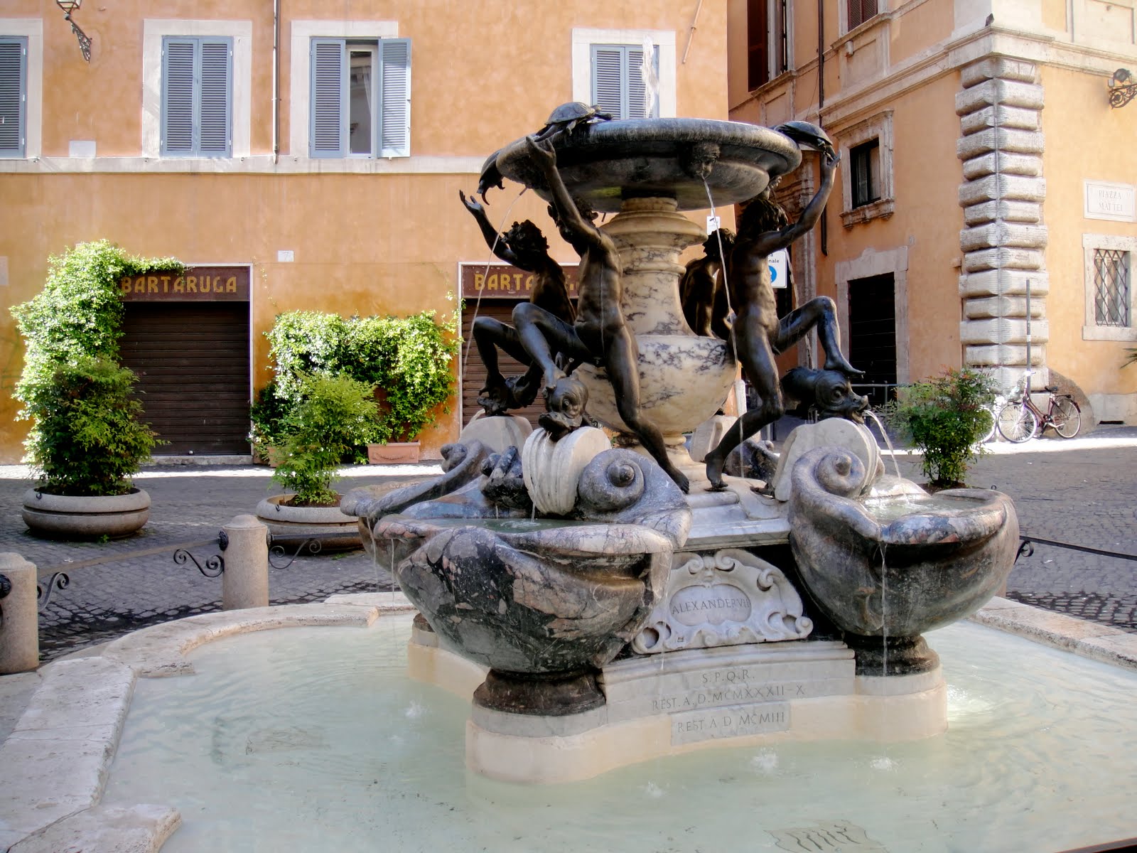 La Piazza Mattei à Rome et sa fontaine aux tortues © Roma EveryDay