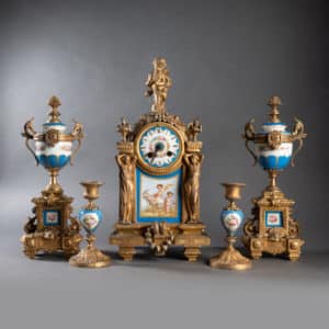 Garniture de cheminée dans le goût de Sèvres, XIXe siècle