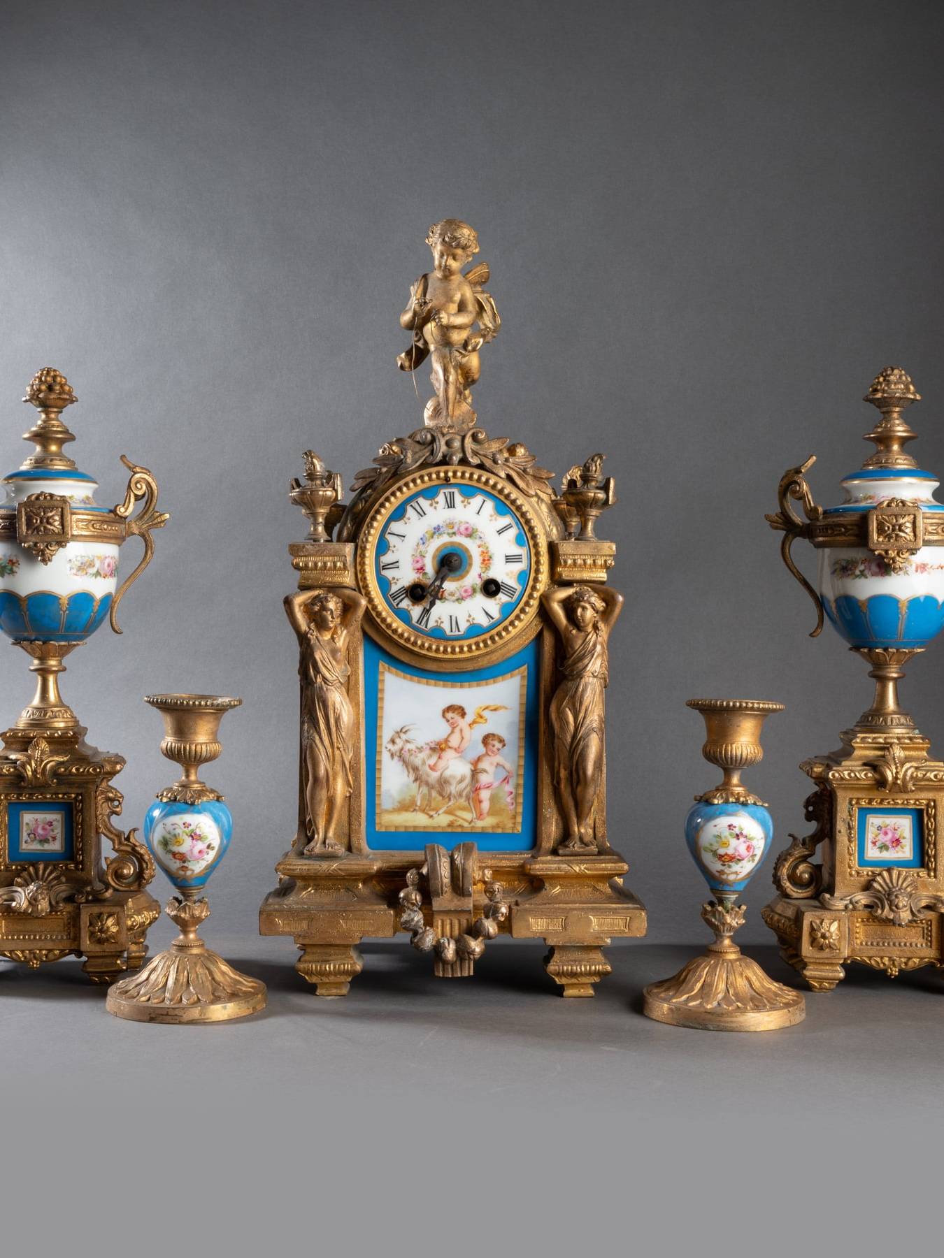 Garniture de cheminée dans le goût de Sèvres, XIXe siècle