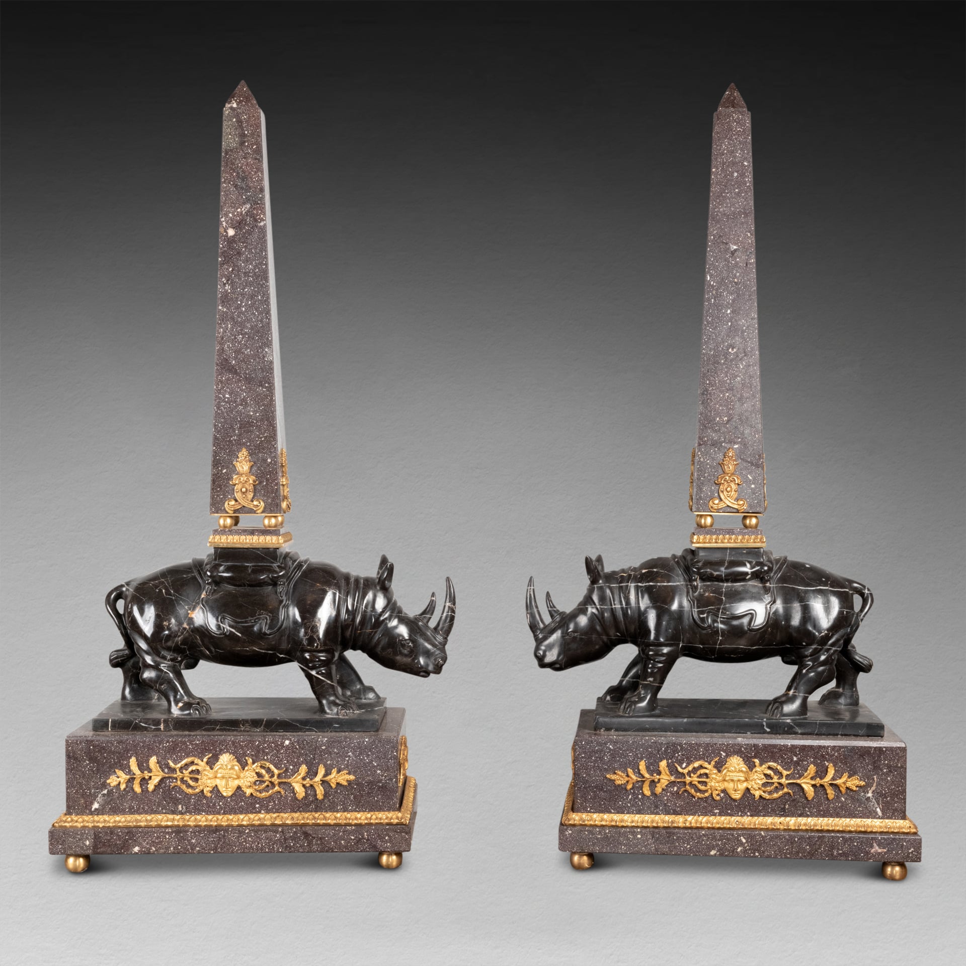 Paire de rhinocéros aux obélisques, XIXe siècle