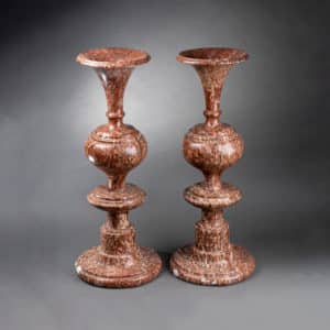 Paire de vases balustre en marbre rose.