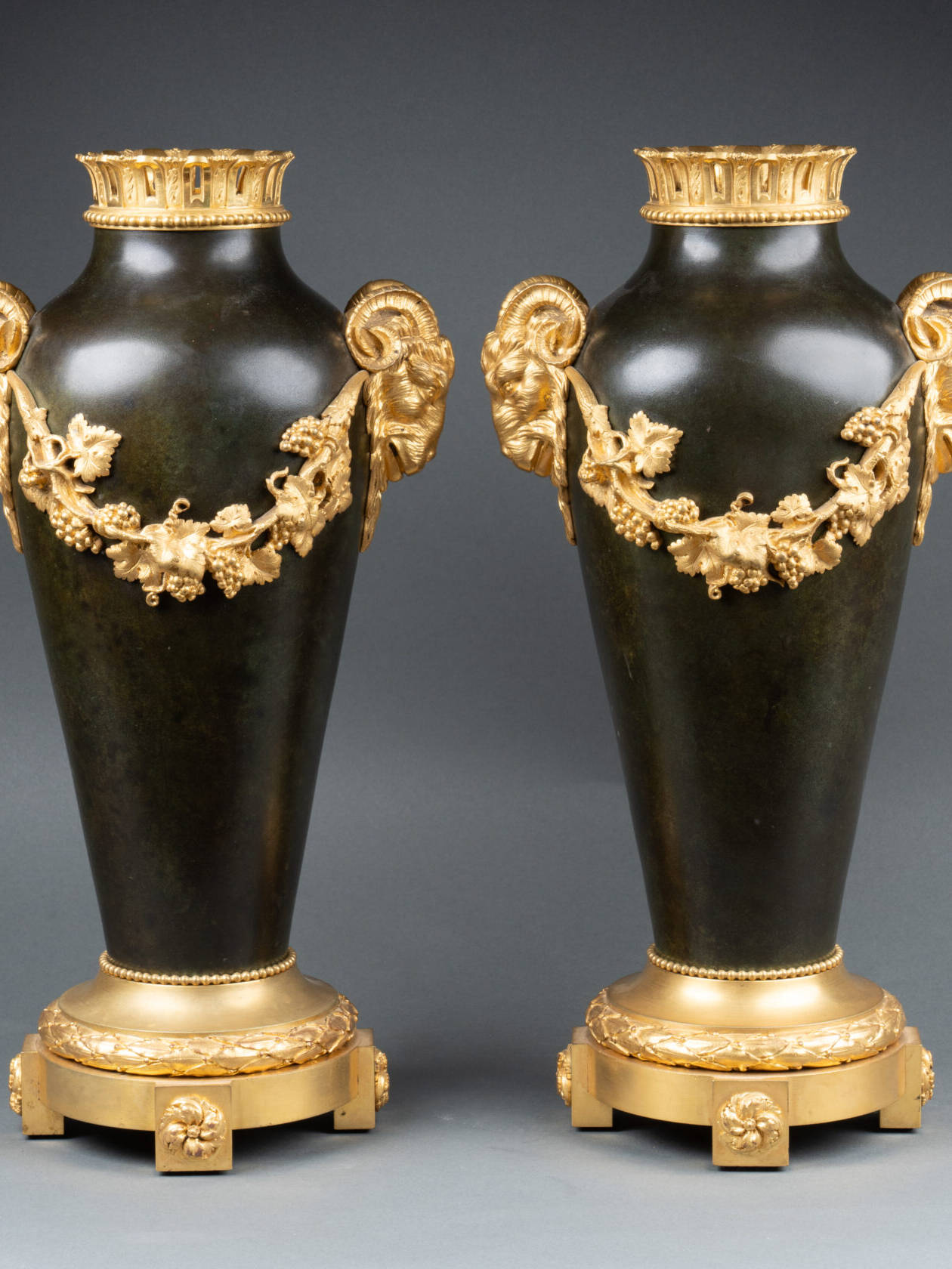 Paire de vases néoclassiques en bronze et bronze doré, fin XIXe / début XXe siècle