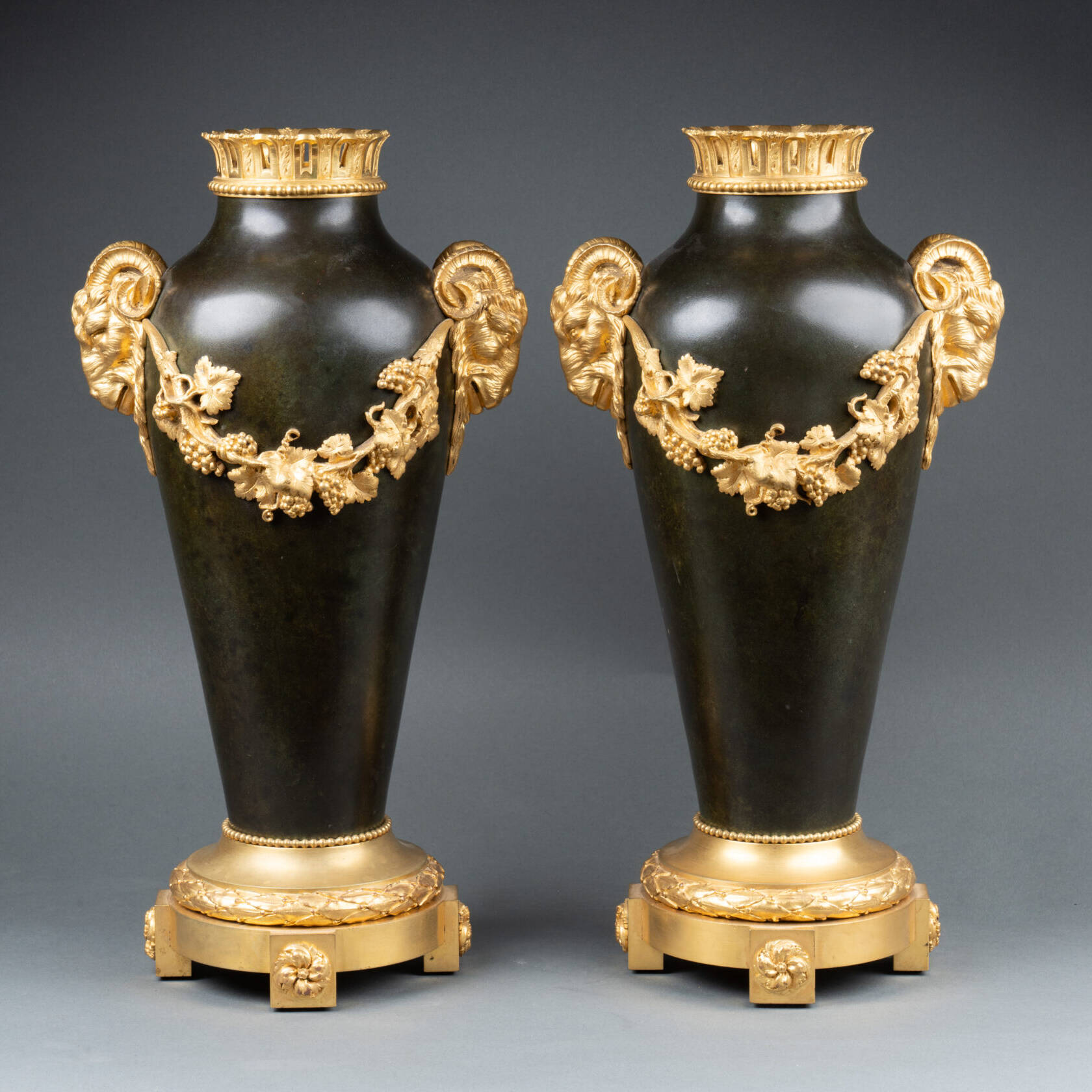 Paire de vases néoclassiques en bronze et bronze doré, fin XIXe / début XXe siècle