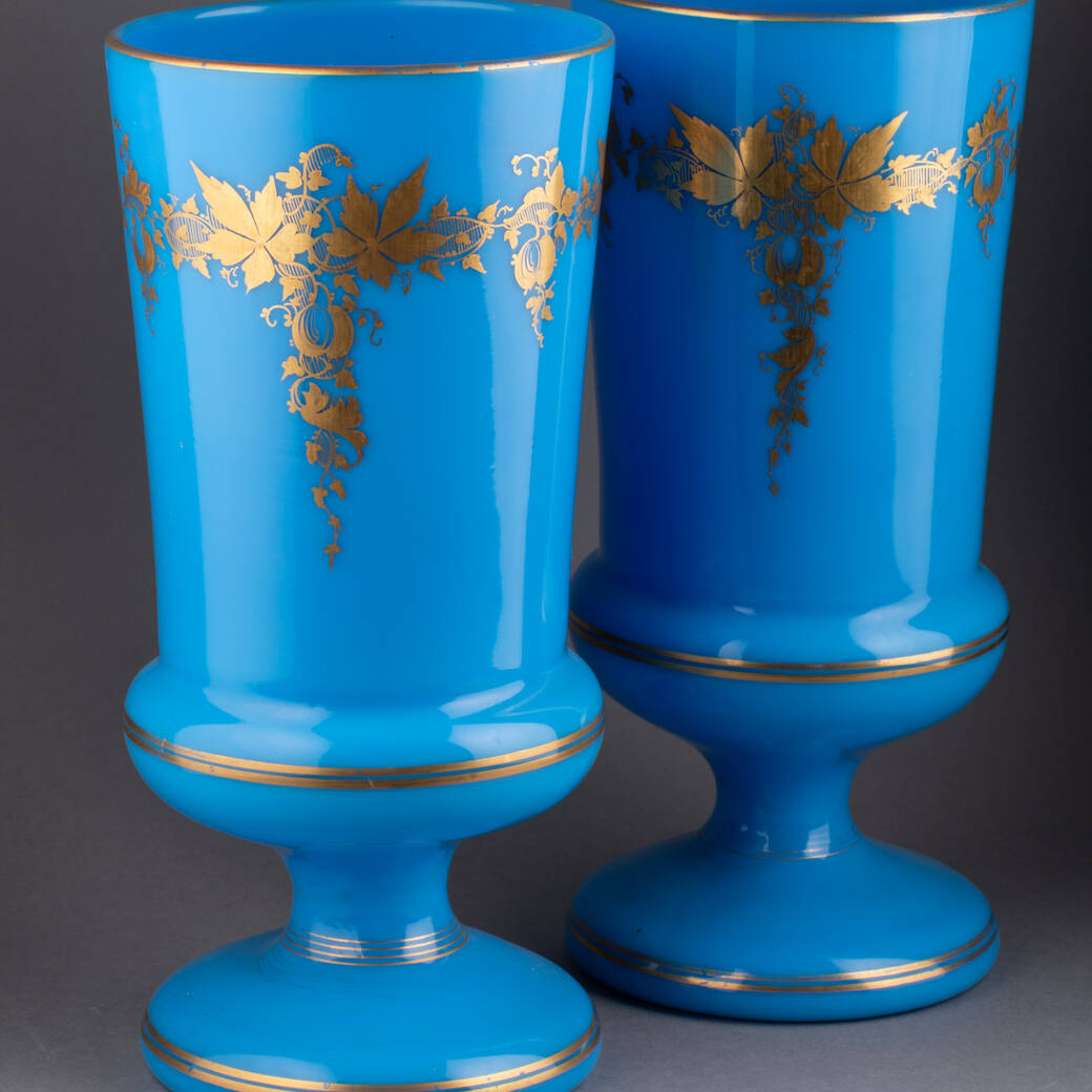 Paire de vases en opaline bleue, XIXe siècle