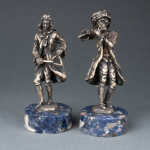 Paire de musiciens en bronze sur un socle en lapis lazuli, XIXe siècle