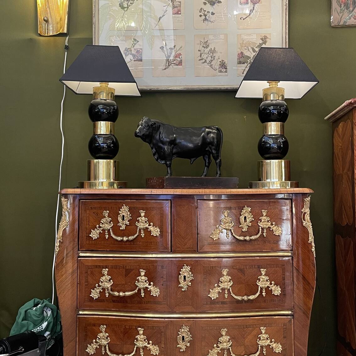 Commode d’époque Louis XV à flancs pincés, XVIIIe siècle