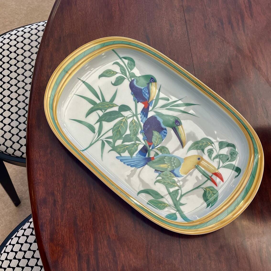 Plat « Toucans » en porcelaine, signé Hermès, XXe siècle