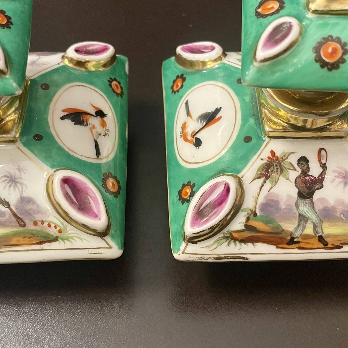 Paire de flacons de parfum en porcelaine de Paris, XIXe siècle 