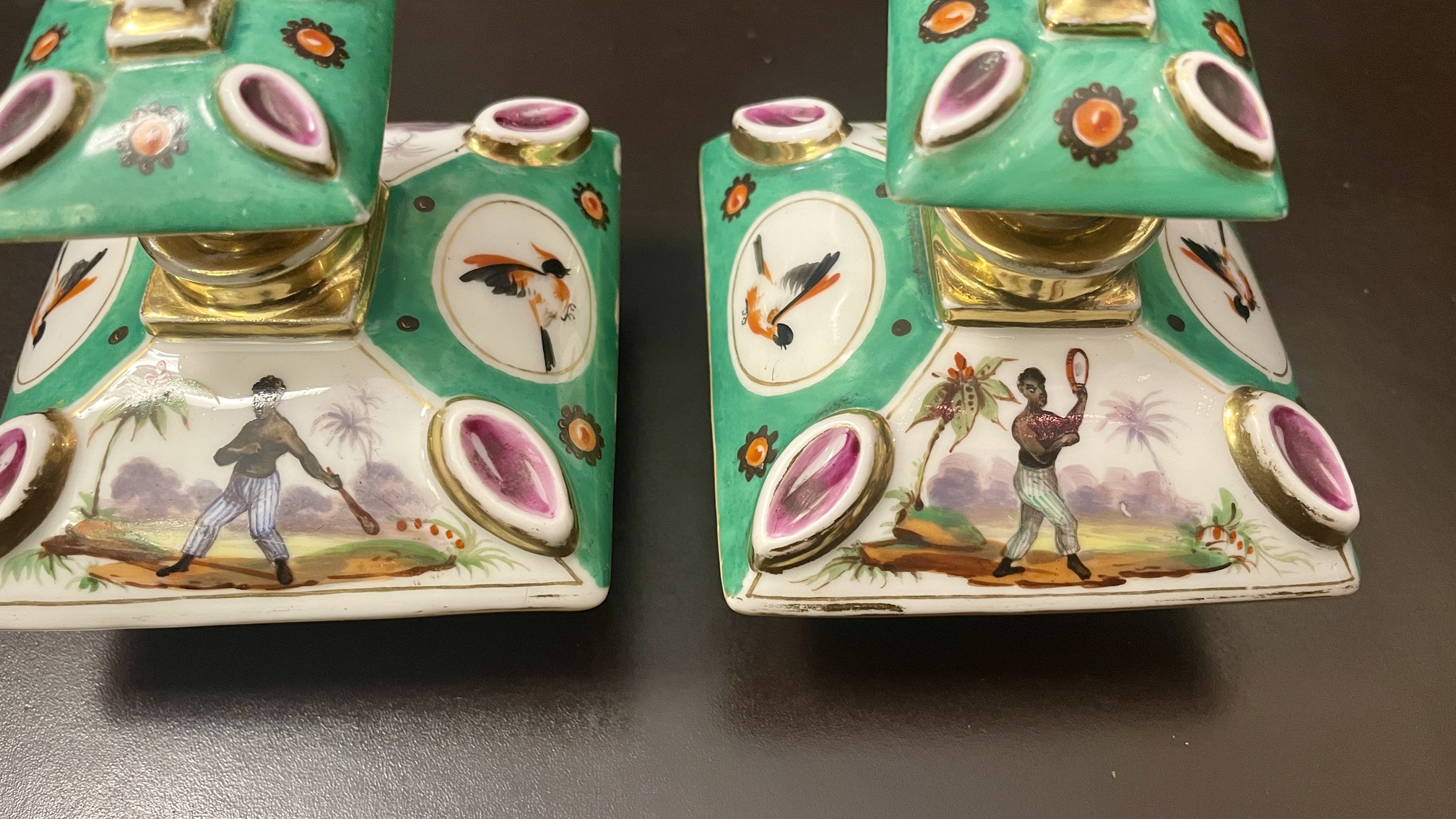 Paire de flacons de parfum en porcelaine de Paris, XIXe siècle 