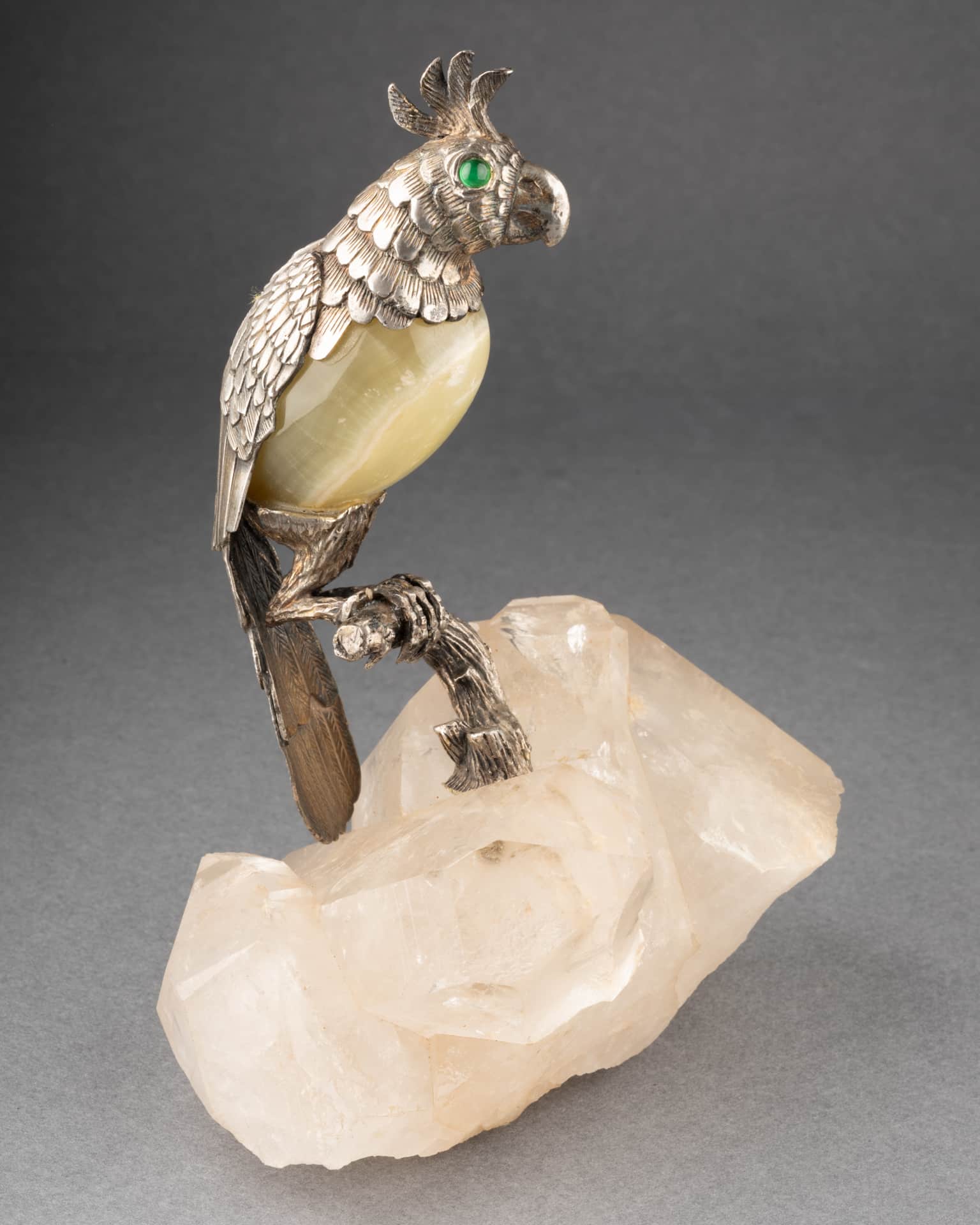 Oiseau en argent massif et agate sur socle de cristal de roche, XIXe siècle